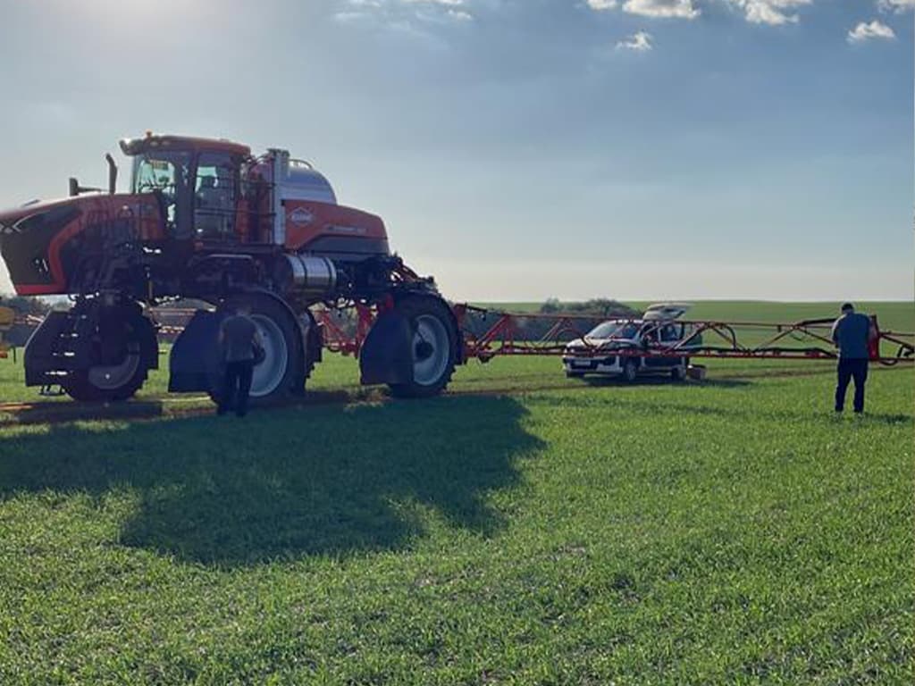 Equipe Autenpro em operação de pulverização no campo